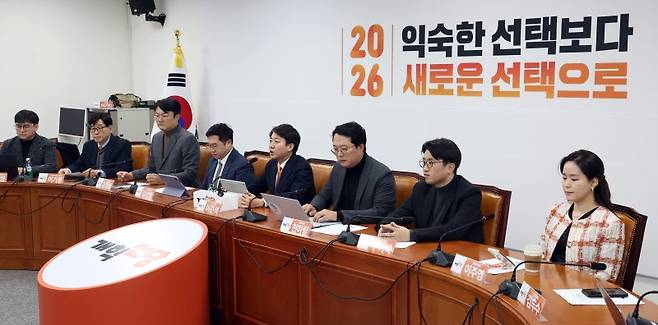 이준석 개혁신당 대표가 5일 오전 서울 여의도 국회에서 열린 최고위원회의에서 발언을 하고 있다. 뉴시스