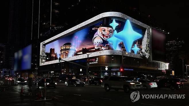 삼성전자가 지난 11일(한국시간) 언팩 초청장을 공개 후, 한국·미국·영국 등 전 세계 17개국 주요 랜드마크에서 새로운 갤럭시 신제품의 갤럭시 AI 기능을 소개하는 3D 옥외광고를 진행하고 있다고 밝혔다. 사진은 미국 LA 목시에서 진행 중인 3D 옥외광고 모습. 연합뉴스