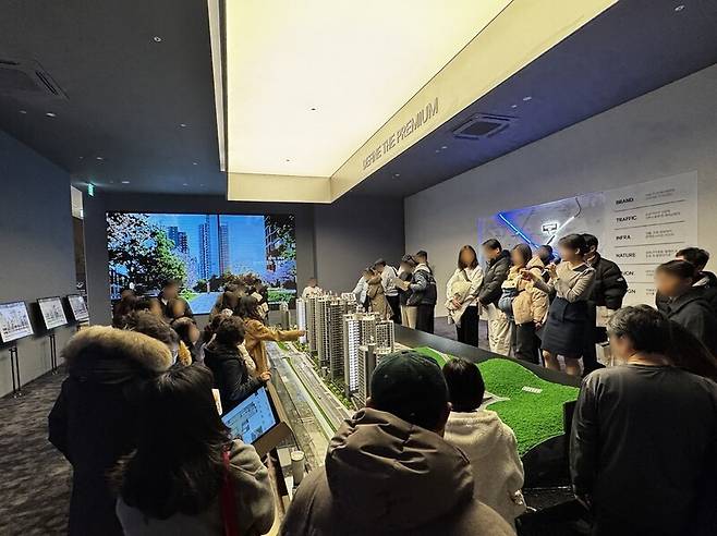 지난달 공급된 서울 연희동 ‘드파인 연희’ 아파트 견본주택. SK에코플랜트 제공