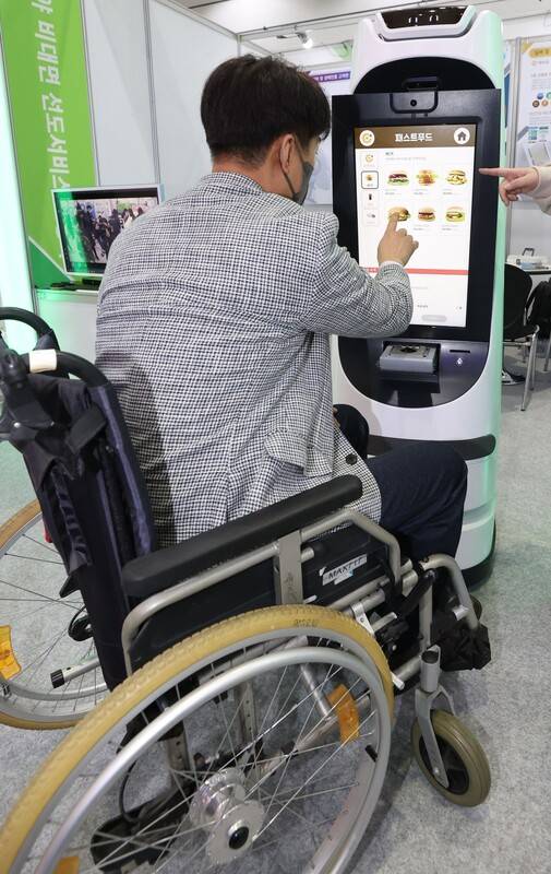 2022년 12월7일 오전 서울 강남구 코엑스에서 열린 ‘대한민국 소프트웨어대전, 소프트웨이브 2022’에서 부스 관계자들이 고령인·장애인을 위한 자율형 모빌리티 키오스크를 시연하고 있다. 연합뉴스