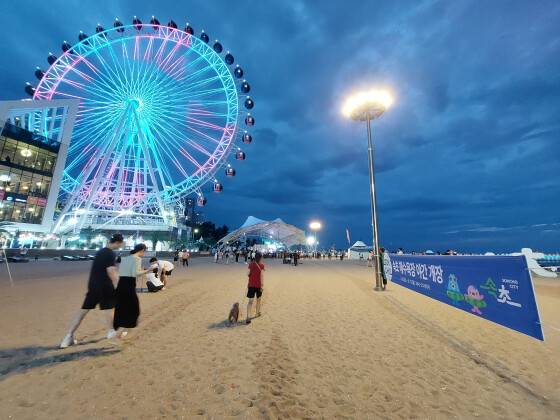 강원도 속초 대관람차. 연간 100만 명 정도가 방문하며 단기간에 랜드마크로 자리 잡았다. 연합뉴스