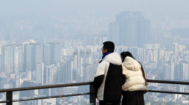 12일 서울 남산에서 바라본 아파트 단지 일대. 연합뉴스