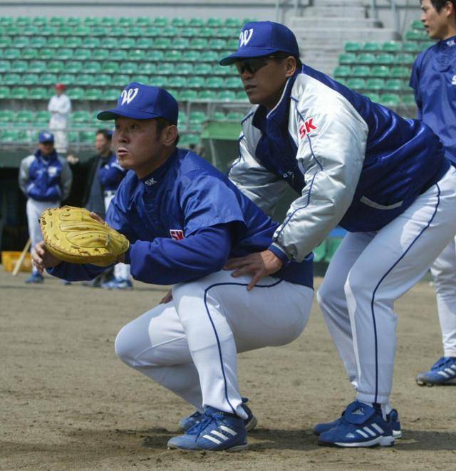 포수 박경완(왼쪽)의 자세를 잡아주는 조범현 감독. 쌍방울에서 코치와 선수로 만난 둘의 인연은 SK 와이번스에서 감독과 주전포수의 관계로 이어진다. 한국일보 자료사진
