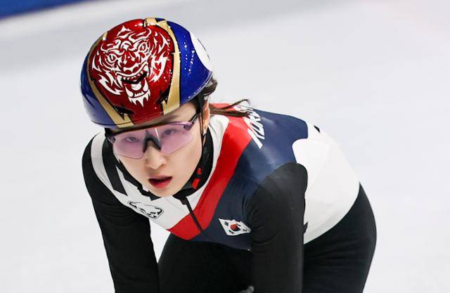쇼트트랙 최민정이 16일 이탈리아 밀라노 아이스 스케이팅 아레나에서 열린 2026 밀라노·코르티나담페초 동계올림픽 쇼트트랙 여자 1,000m 결선 진출에 실패한 뒤 숨을 돌리고 있다. 밀라노=뉴시스