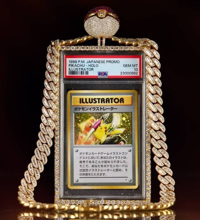 경매 신기록을 세운 피카츄 카드. [사진 로건 폴 SNS 갈무리]