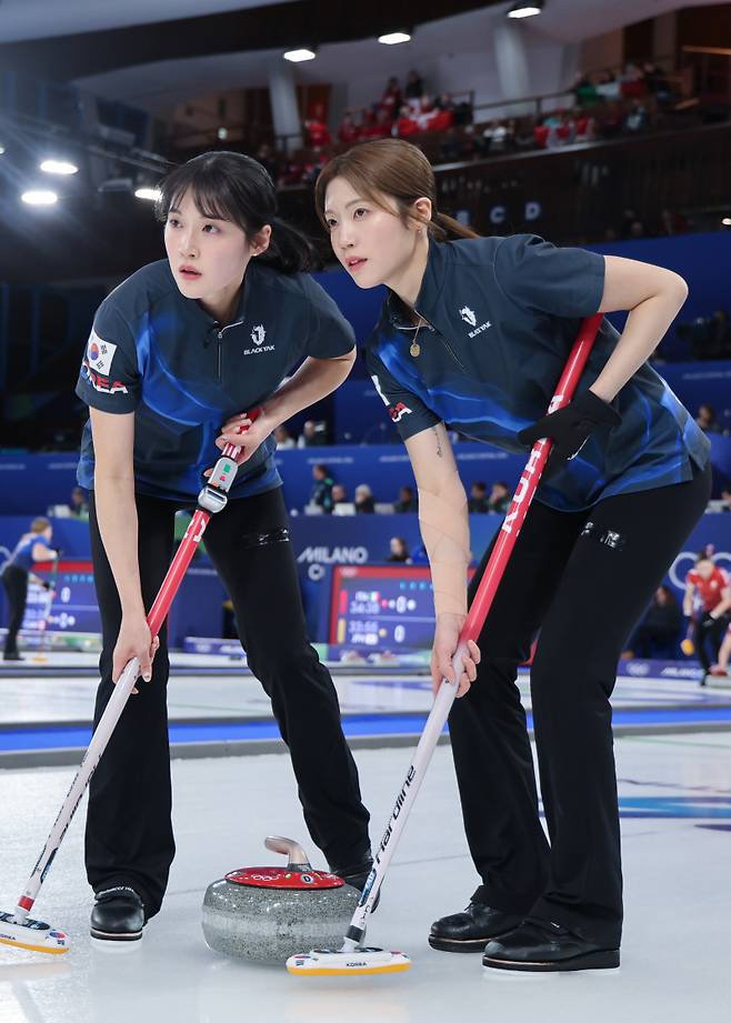 <yonhap photo-5483="">17일(현지시간) 이탈리아 코르티나담페초 컬링 올림픽 스타디움에서 열린 2026 밀라노ㆍ코르티나담페초 동계올림픽 컬링 여자 라운드로빈 한국과 스위스의 경기에서 설예은과 설예지가 스위핑하고 있다. [사진=연합뉴스]</yonhap>