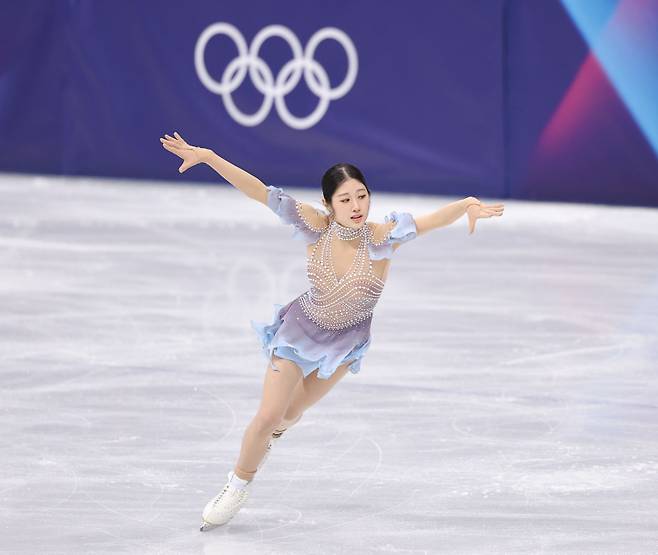 <yonhap photo-2956="">17일(현지시간) 이탈리아 밀라노 아이스스케이팅 아레나에서 열린 2026 밀라노ㆍ코르티나담페초 동계올림픽 여자 싱글 쇼트 프로그램에 출전한 이해인이 연기를 펼치고 있다. [사진=연합뉴스]</yonhap>