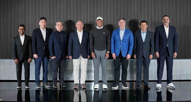 사진 3) (왼쪽부터) 테드 멘지스테 제네시스 북미법인 COO, 제네시스사업본부장 이시혁 전무, 현대차그룹 장재훈 부회장, 현대차그룹 정의선 회장, 타이거 우즈, PGA 투어 브라이언 롤랩 CEO, 현대차사장 호세 무뇨스 대표이사, 랜디 파커 북미권역본부장. 사진=PGA투어
