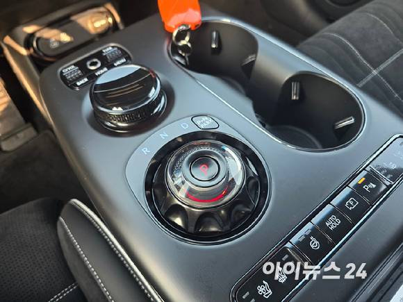 제네시스 'GV60 마그마' 센터 콘솔. [사진=김종성 기자]