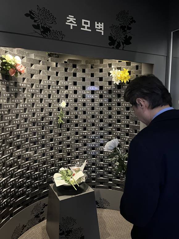 정장수 전 대구시부시장이 헌화하고 있다 [사진=정장수]