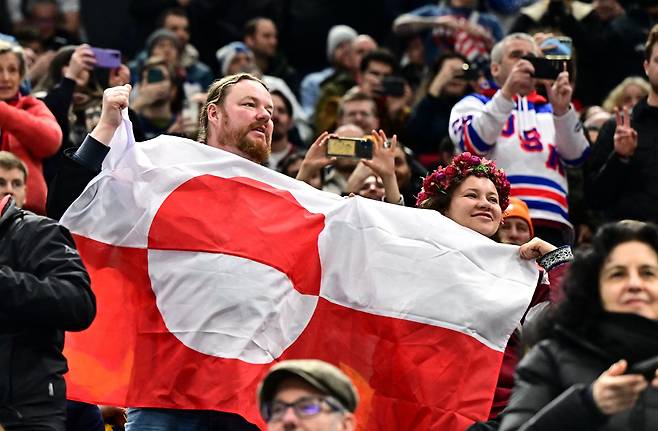 15일(한국시간) 2026 밀라노·코르티나담페초 동계올림픽 남자 아이스하키 미국과 덴마크 전에서 그린란드 국기가 등장했다. 로이터=연합뉴스