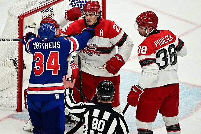 빙판에서 맞붙은 미국과 덴마크. AFP=연합뉴스