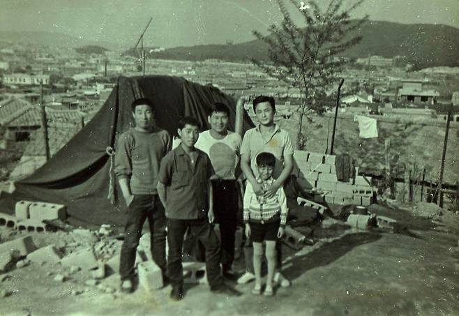 유년기 가난했던 오세훈 서울시장이 삼양동 판자촌을 벗어날 수 있었던 동력은 교육이었다. 이 경험은 훗날 ‘서울런’을 탄생시켰다. [사진 오세훈 서울시장]