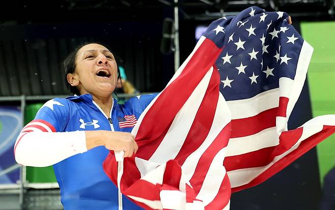 봅슬레이 여자 모노봅에서 우승한 뒤 성조기를 펼쳐보이며 환호하는 엘라나 메이어스 테일러. EPA=연합뉴스