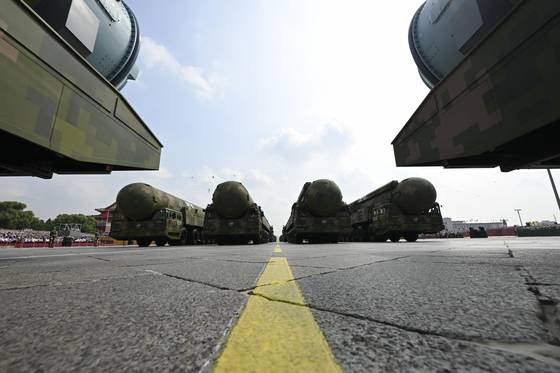 지난해 9월 3일(현지시간) 중국 베이징에서 열린 제2차 세계대전 종전 80주년 기념 열병식에서 핵미사일 부대 대열이 행진하고 있다. 신화통신=연합뉴스