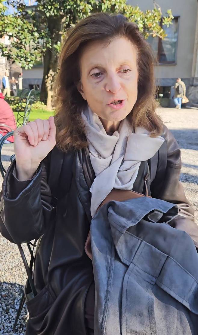 차준환에게 어머니 밀바의 노래를 써줘 고맙다고 말한 코르냐티. 사진=대한체육회