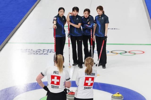 ▲ 17일(현지시간) 이탈리아 코르티나담페초 컬링 올림픽 스타디움에서 열린 2026 밀라노ㆍ코르티나담페초 동계올림픽 컬링 여자 라운드로빈 한국과 스위스의 경기에서 한국 대표팀 선수들이 다 함께 샷 전략을 고민하고 있다. 연합뉴스