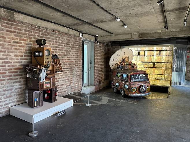 과거 공간 사옥의 로비였던 곳에서 전시 중인 백남준 작가의 '노매드'와 '해커뉴비' / 사진. ⓒ김현정