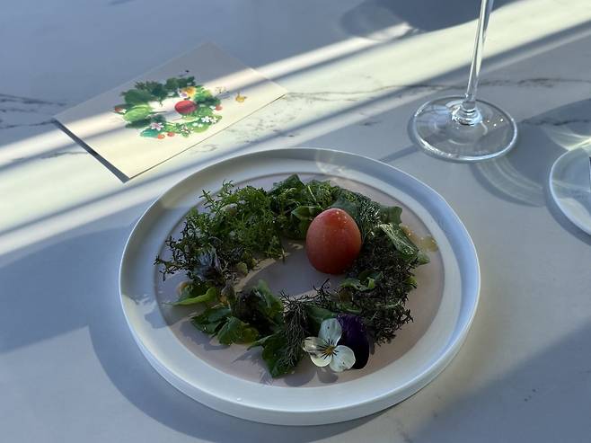 크리스마스 리스처럼 아름답게 내어진 여름 정원 / 사진. ⓒ김현정