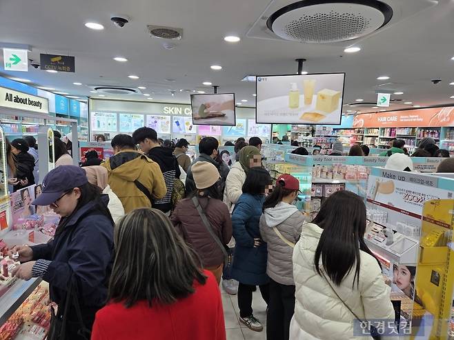 지난 16일 명동역 인근 다이소 매장이 내외국인 손님들로 붐비고 있다./사진=박수림 기자