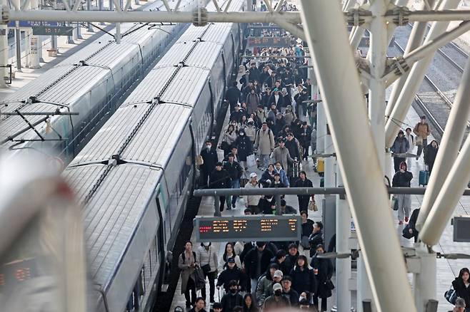 설 연휴 마지막 날인 18일 서울역이 귀경객으로 북적이고 있다. /사진=연합뉴스