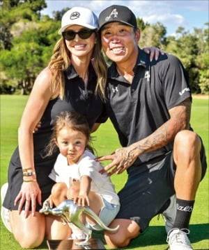 앤서니 김이 지난 15일(현지시간) 호주 그레인지GC에서 열린 LIV골프 애들레이드에서 우승한 뒤 아내 에밀리, 딸 벨라와 함께 트로피 앞에서 환하게 웃고 있다. /AFP연합뉴스