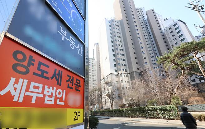 도대체 집이 뭐기에‘다주택자 양도소득세 중과 유예’가 오는 5월9일 종료된다. 18일 서울 서초구 한 아파트 앞에 부동산중개업소와 세무법인 간판이 서 있다. 연합뉴스