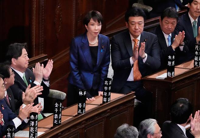 화려한 복귀 다카이치 사나에 일본 총리가 18일 중의원 본회의에서 제105대 총리로 선출된 뒤 의원들의 박수를 받고 있다. AP연합뉴스