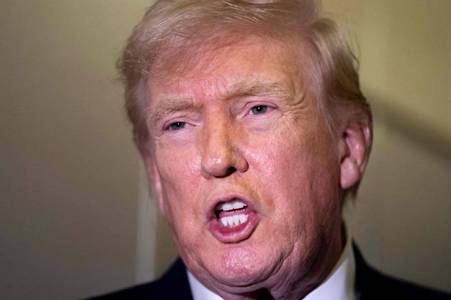 도널드 트럼프 미국 대통령이 16일(현지 시가) 플로리다 팜비치 국제공항에서 워싱턴 D.C.로 향하는 에어포스 원 기내에서 언론 관계자들에게 연설하고 있다. AFP연합