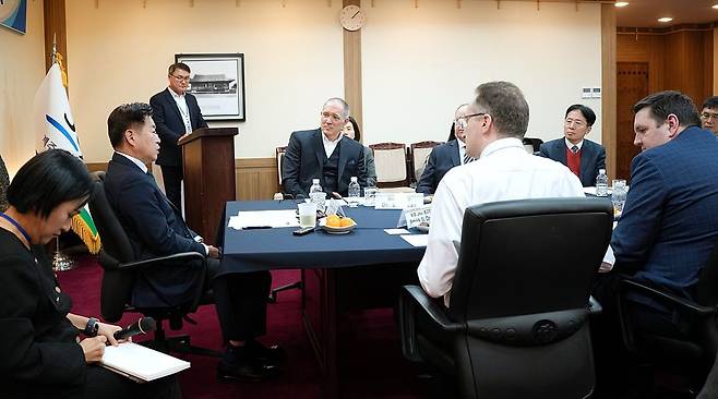 지난 10일 오후 제주도청 백록홀에서 오영훈 제주도지사 주재로 국제학교장 간담회가 열리고 있다. 제주도 제공