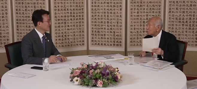 김민석 국무총리(사진 왼쪽)가 지난해 7월 31일 서울 국무총리공관에  신동식 한국해사기술 회장을 초청해 한국 조선업 경쟁력 유지방안을 논의하고 있다. [KTV 유튜브 캡쳐]