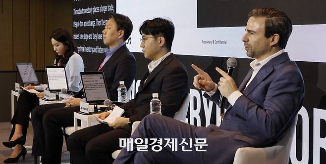 월드크립토포럼(WCF)에서 김예람 웨이브릿지 브랜드·커뮤니케이션 전략 자문(왼쪽), 강병하 메리츠증권 전략기획담당 상무(왼쪽 두번째), 이지훈 웨이브릿지 COO 겸 공동창업자(왼쪽 세번째), 토니 아쿠냐-로터 EDX 마켓 CEO가 대담을 나누고 있다. [김호영 기자]