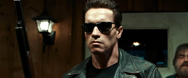남자들은 결국 T-800에게 옷과 오토바이, 선글라스를 내준다. [IMDb]