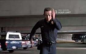 질주하는 T-1000의 모습은 공포스럽다.