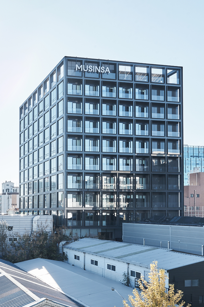 서울 성동구 연무장길 83에 위치한 ‘무신사 성수 E1’ 외관. 무신사는 이 건물을 임차해 1~2층은 ‘무신사 스탠다드 성수’ 3~10층은 사무실로 사용하고 있다. [무신사]