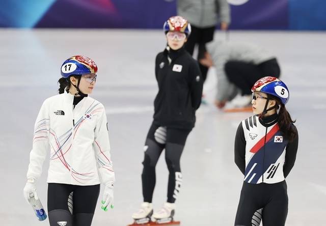 2026 밀라노-코르티나담페초 동계올림픽 개막을 이틀 앞둔 4일(현지시간) 밀라노 아이스스케이팅 아레나에서 한국 쇼트트랙 최민정(5번)과 심석희가 대화하고 있다. 사진=연합뉴스