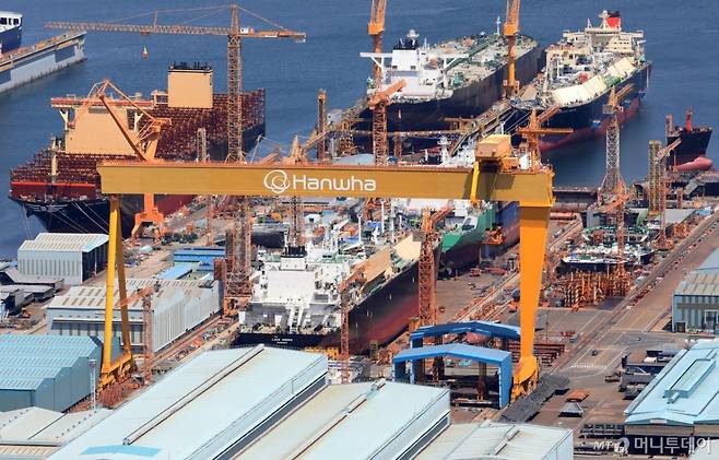 (거제=뉴스1) 윤일지 기자 = 경남 거제시 한화오션 거제사업장에 대형 크레인과 건조 중인 선박이 보이고 있다. 2025.8.26/뉴스1 Copyright (C) 뉴스1. All rights reserved. 무단 전재 및 재배포, AI학습 이용 금지. /사진=(거제=뉴스1) 윤일지 기자