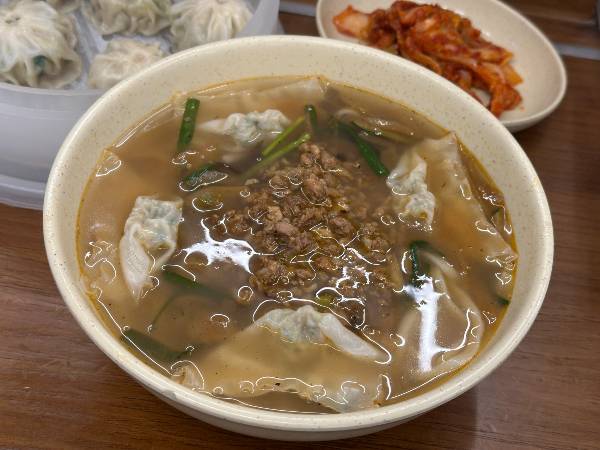 팬데믹 직격탄을 맞았던 서울 명동 상권이 외국인 관광객 유입을 발판 삼아 빠르게 회복하며 전통 노포와 K푸드 콘텐츠가 공존하는 구조로 재편되고 있다. 사진은 명동교자의 칼국수. /사진=다이어리알