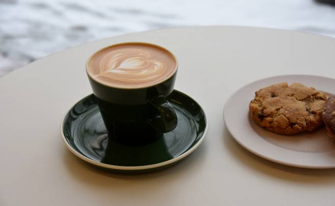 남산아래 커피로스터즈의 커피와 디저트. /사진=다이어리알