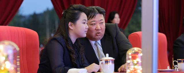 북한 김정은 국무위원장과 딸 주애. 조선중앙TV 캡처/연합뉴스