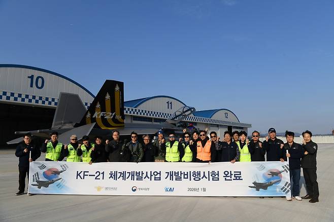 방위사업청은 한국형 전투기(KF-21) 개발 비행시험을 성공적으로 마쳤다고 지난달 13일 밝혔다. KF-21 최종 개발 비행시험을 마친 시제 4호기 앞에서 시험 조종사들을 비롯한 한국우주산업 등 관계자들이 기념 촬영하고 있다. [연합]