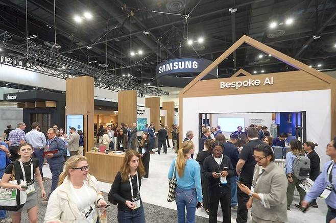 미국 플로리다주 올란도에서 열린 북미 최대 규모의 주방∙욕실 전시회 ‘KBIS 2026’에서 관람객들이‘비스포크 AI 가전’과 럭셔리 빌트인 ‘데이코’ 라인업을 관람하고 있다. [삼성전자 제공]