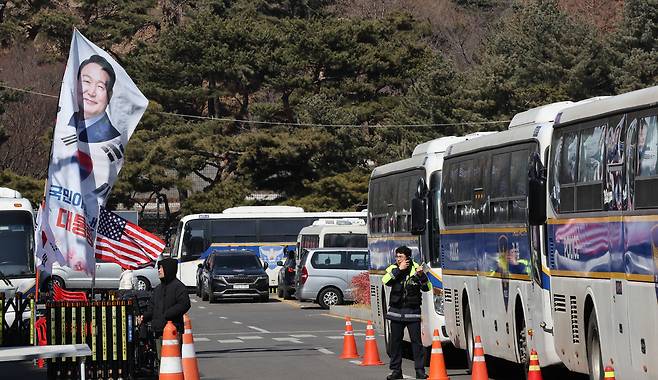 12·3 비상계엄과 관련한 윤석열 전 대통령의 내란 우두머리 혐의 사건 1심 선고를 앞둔 18일 서울 서초구 서울중앙지법 서문 앞에 경찰 버스가 주차돼 있다. [연합]