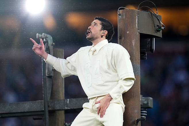 [샌타클래라=AP/뉴시스] 라팁 팝 슈퍼스타 배드 버니가 8일(현지 시간) 미 캘리포니아주 샌타클래라의 리바이스 스타디움에서 열린 미국프로풋볼(NFL) 제60회 슈퍼볼 시애틀 시호크스와 뉴잉글랜드 패트리어츠의 경기 하프타임쇼에서 공연을 펼치고 있다. 2026.02.09.