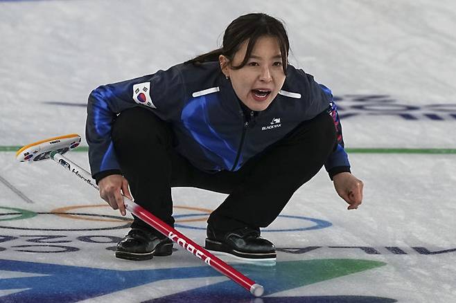 [코르티나담페초=AP/뉴시스] 한국 여자 컬링 대표팀(경기도청) 스킵 김은지가 14일(현지 시간) 이탈리아 코르티나담페초의 코르티나 컬링 올림픽 스타디움에서 열린 2026 밀라노·코르티나 동계올림픽 컬링 라운드로빈 4차전 덴마크와 경기하고 있다. 한국이 3-6으로 패해 2승2패를 기록했다. 2026.02.15.