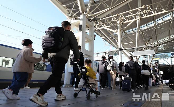 [서울=뉴시스] 황준선 기자 = 설날인 17일 서울역에서 귀경객들이 열차에서 내려 이동하고 있다. 2026.02.17. hwang@newsis.com