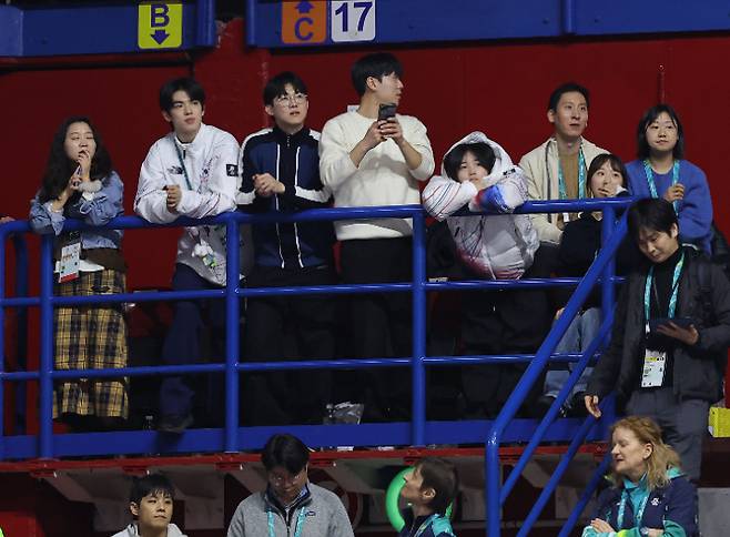 쇼트트랙 경기장 찾은 최가온-차준환. 연합뉴스