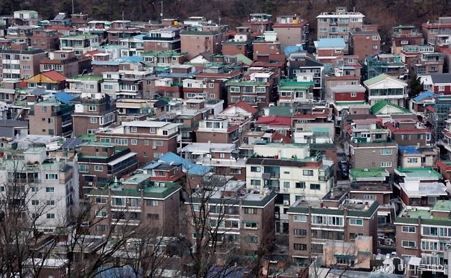 전세 매물 부족과 가격 급등이 동시에 몰아치면서 서울 도심 내 세입자들의 주거 안정성이 뿌리째 흔들리고 있다. 뉴시스