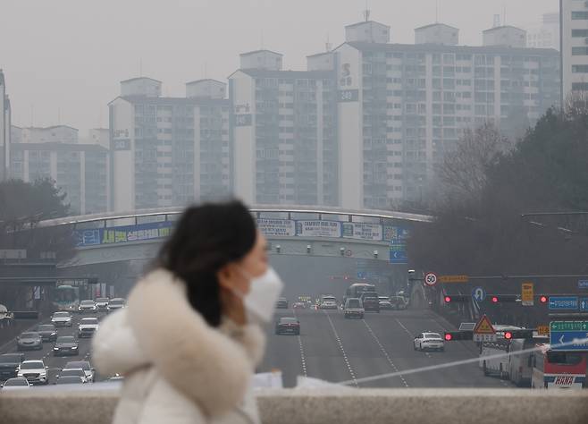 지난 13일 경기 수원시 영통구 일대가 안개와 미세먼지로 인해 뿌연 모습을 보이고 있다. 사진 = 뉴스1