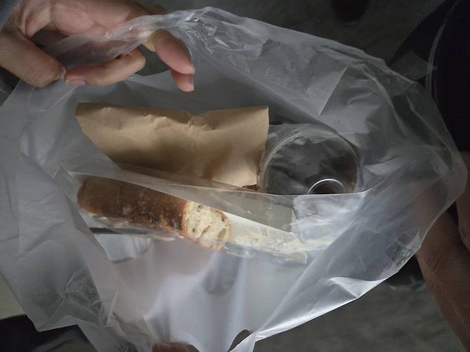 17일 곽수환씨가 고객으로부터 회수한 절반가량 남은 빵과 음료